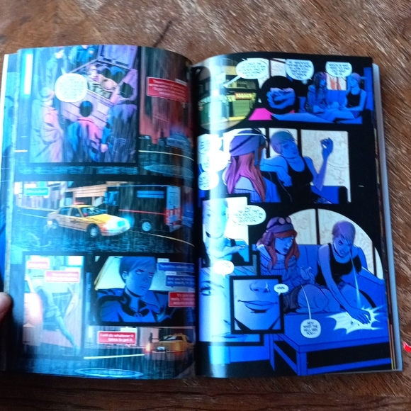 🍀CatWoman volume 8 Run Like Hell DC Comic Book - Picture 3 of 4